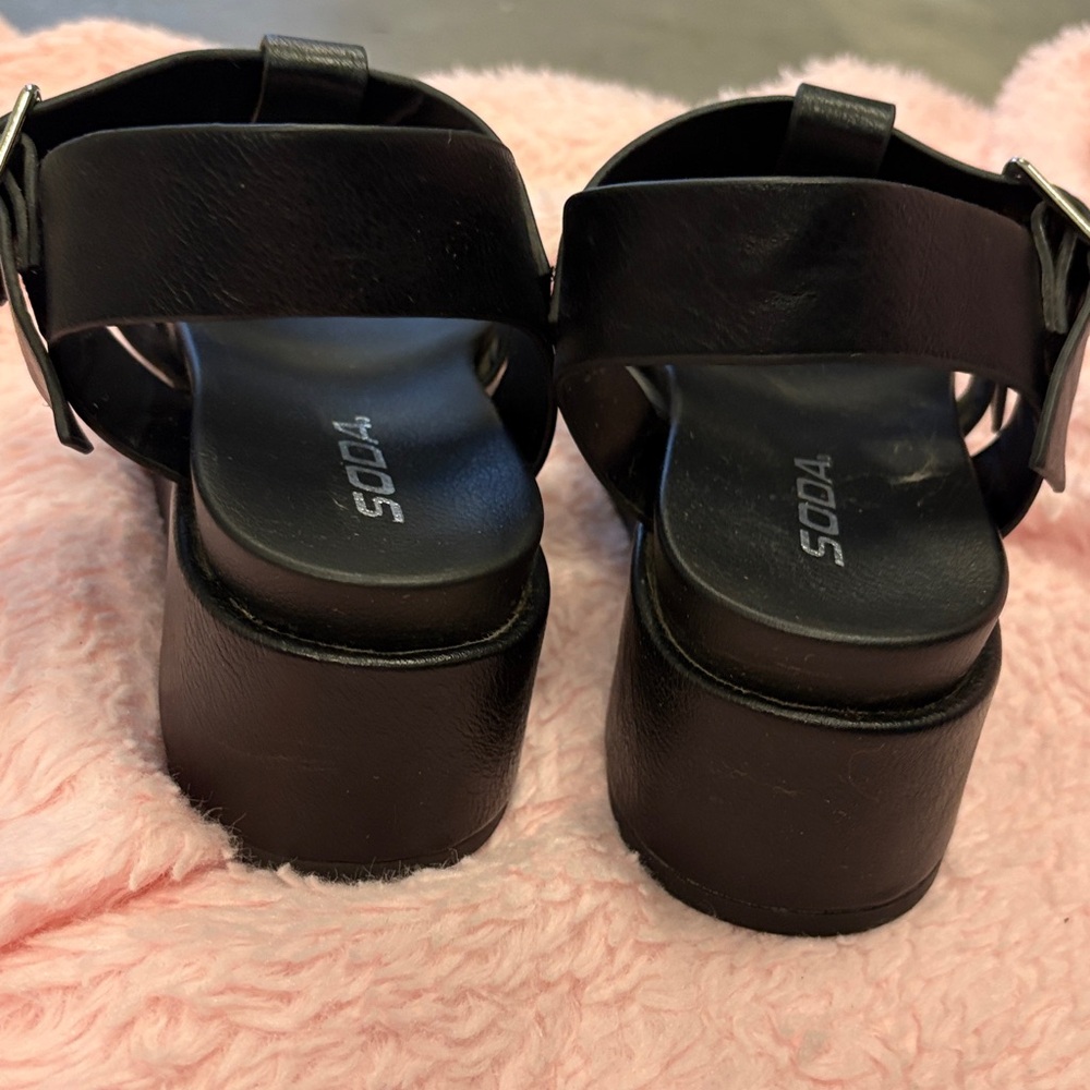 Stylish Platform Sandals - Picture 3 of 4